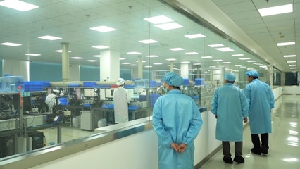 馴光二十余載，光纖上磨透鏡問鼎全球第一